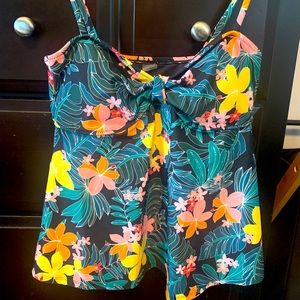Old Navy NWT Woman’s Large Floral Tankini Top